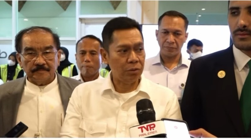 Wakil Ketua DPR, Adies Kadir memberikan keterangan pers didampingi Kakanwil Ditjen Imigrasi Jateng Is Edy Ekoputranto dan Sesditjen Imigrasi Sandi Andaryadi.