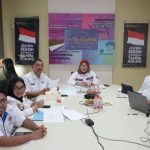 Kepala Bagian Tata Usaha, Yetty Nurbuati, memimpin rapat monitoring dan evaluasi secara daring melalui zoom.
