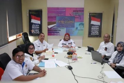Kepala Bagian Tata Usaha, Yetty Nurbuati, memimpin rapat monitoring dan evaluasi secara daring melalui zoom.