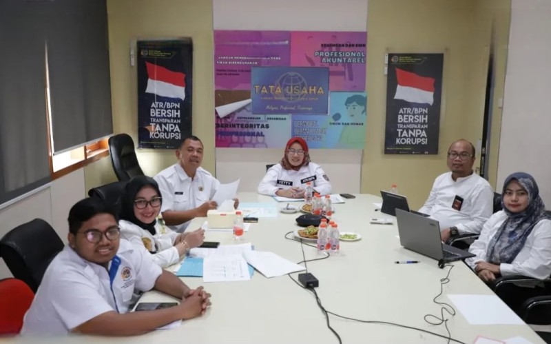 Kepala Bagian Tata Usaha, Yetty Nurbuati, memimpin rapat monitoring dan evaluasi secara daring melalui zoom.