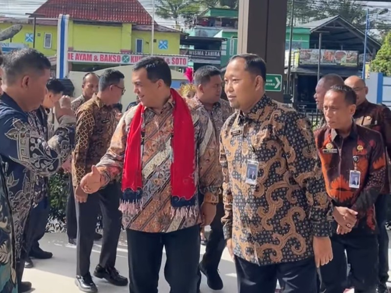 Wamen Imigrasi dan Pemasyarakatan Dorong Penguatan Sinergi dan Layanan Publik pada Imigrasi Wonosobo 3 Jajaran Imigrasi Wonosobo menyambut kedatangan Wakil Menteri Imigrasi dan Pemasyarakatan, Silmy Karim.