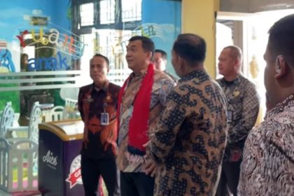 Wamen Imigrasi dan Pemasyarakatan, Silmy Karim didampingi Kakanwil Ditjen Imigrasi Jateng, Is Edy Ekoputranto dan Kakanim Syaiful Bahri meninjau layanan keimigrasian.