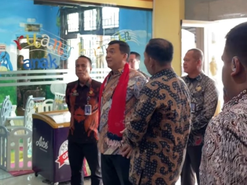 Wamen Imigrasi dan Pemasyarakatan, Silmy Karim didampingi Kakanwil Ditjen Imigrasi Jateng, Is Edy Ekoputranto dan Kakanim Syaiful Bahri meninjau layanan keimigrasian.