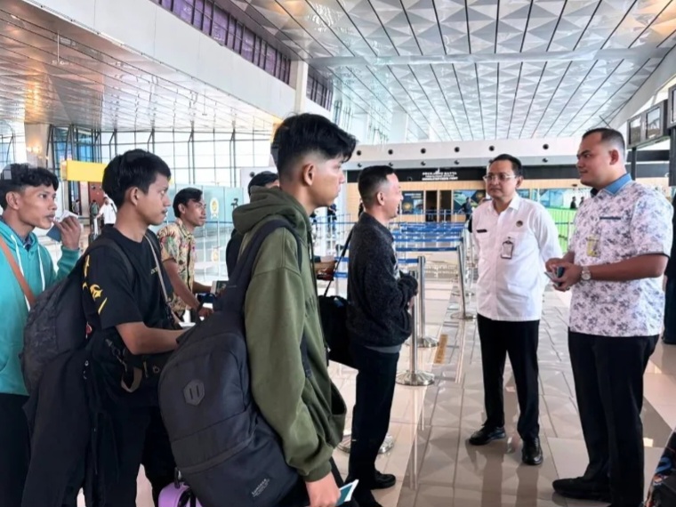 Kakanwil Ditjen Imigrasi DK Jakarta, Pamuji Raharja, melakukan kunjungan ke Bandara Soekarno-Hatta, Tangerang.