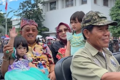 Wakil Wali Kota Armuji bersama istri dan cucu ikut memeriahkan parade 'Surabaya Vaganza 2025' dengan menaiki jeep keliling jalan-jalan protokol Surabaya.