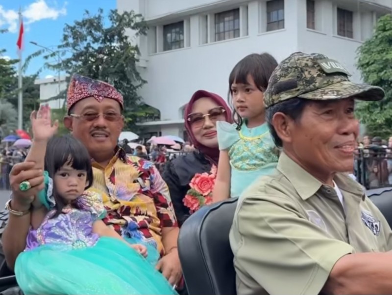 Wakil Wali Kota Armuji bersama istri dan cucu ikut memeriahkan parade 'Surabaya Vaganza 2025' dengan menaiki jeep keliling jalan-jalan protokol Surabaya.