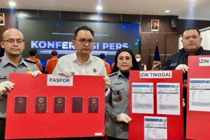 Kakanwil Direktorat Jenderal Imigrasi DK Jakarta, Pamuji Raharja (tengah) menunjukkan BB milik kelima WN Tiongkok yang diamankan petugas Imigrasi.