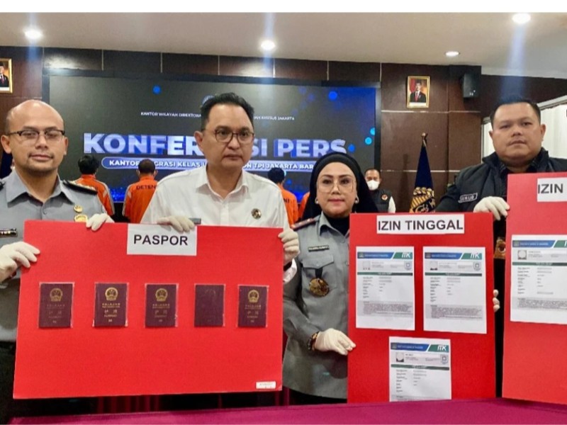 Kakanwil Direktorat Jenderal Imigrasi DK Jakarta, Pamuji Raharja (tengah) menunjukkan BB milik kelima WN Tiongkok yang diamankan petugas Imigrasi.