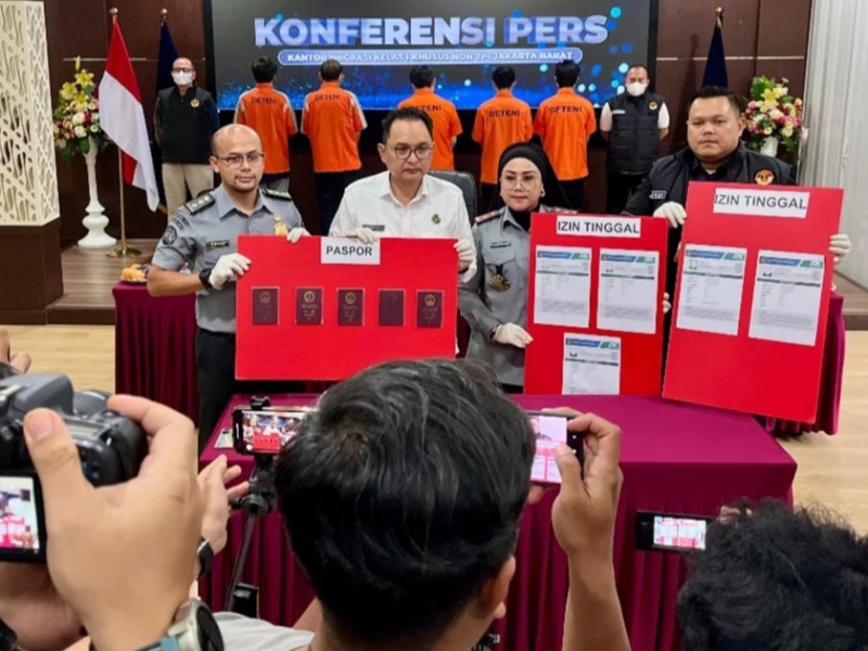 Kakanwil Direktorat Jenderal Imigrasi DK Jakarta, Pamuji Raharja (tengah) menunjukkan BB milik kelima WN Tiongkok yang diamankan petugas Imigrasi.