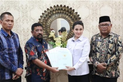 Kepala Kanwil BPN Maluku Utara, Stanley (dua dari kiri), didampingi Kepala Kantor Pertanahan Kabupaten Halmahera Timur, Ikin Sodikin, menyerahkan sertifikat kepada Gubernur Maluku Utara Sherly Tjoanda Laos.