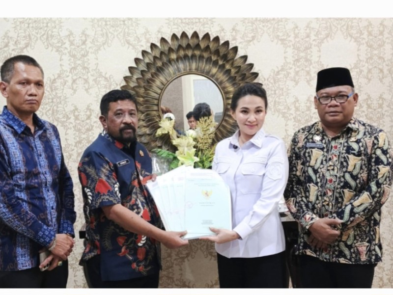 Kepala Kanwil BPN Maluku Utara, Stanley (dua dari kiri), didampingi Kepala Kantor Pertanahan Kabupaten Halmahera Timur, Ikin Sodikin, menyerahkan sertifikat kepada Gubernur Maluku Utara Sherly Tjoanda Laos.
