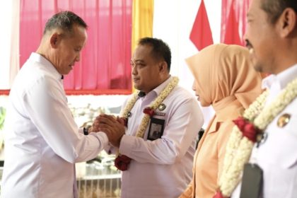 Kakanwil Ditjen Pemasyarakatan Jatim, Kadiyono (kiri), memberikan ucapan selamat kepada Teguh Pamuji, pemegang nahkoda baru Lapas Lowokwaru, Malang.