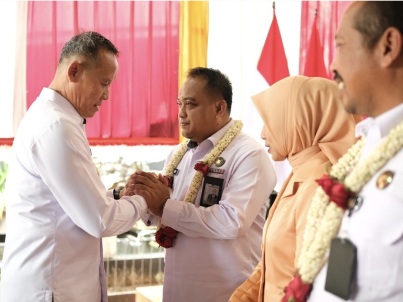 Kakanwil Ditjen Pemasyarakatan Jatim, Kadiyono (kiri), memberikan ucapan selamat kepada Teguh Pamuji, pemegang nahkoda baru Lapas Lowokwaru, Malang.
