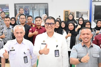 Kepala Kantor Wilayah Direktorat Jenderal Imigrasi (Ditjenim) Sumatera Selatan, Guntur Sahat Hamonangan bersama jajaran Imigrasi Palembang.