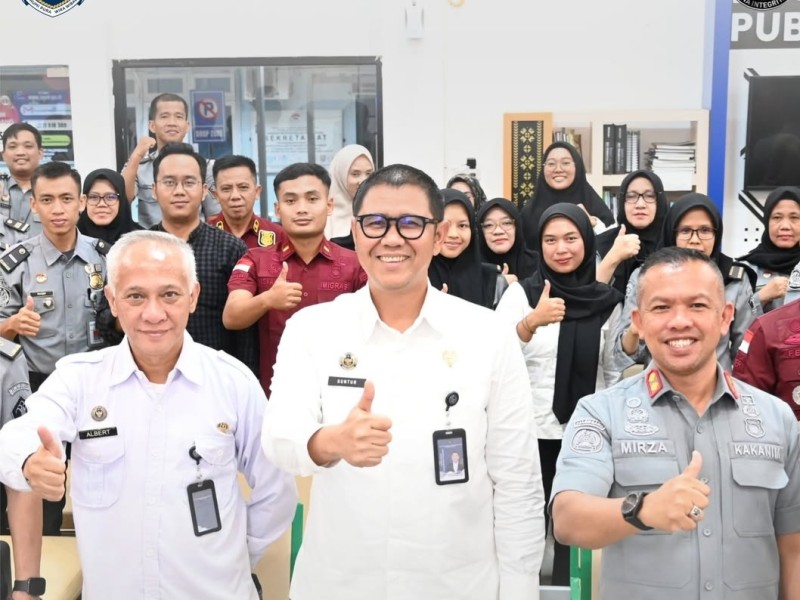 Kepala Kantor Wilayah Direktorat Jenderal Imigrasi (Ditjenim) Sumatera Selatan, Guntur Sahat Hamonangan bersama jajaran Imigrasi Palembang.