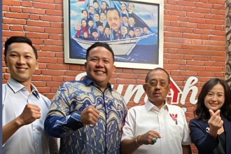 Wakil Wali Kota Surabaya, Armuji, menemui pengacara Jan Hwa Diana di rumah dinas.