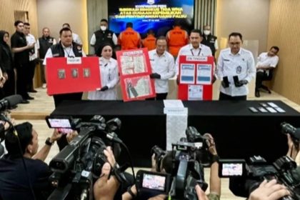 Plt Dirjen Imigrasi, Yuldi Yusman didampingi Kakanwil Ditjen Imigrasi DK Jakarta Pamuji Raharja dan Kakanim Jakarta Barat, Nur Raisha, menunjukkan BB milik ketiga WNA.