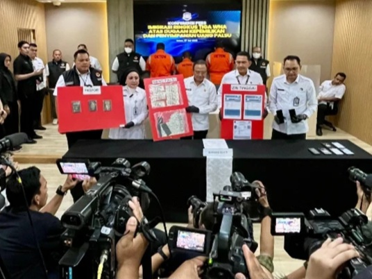 Plt Dirjen Imigrasi, Yuldi Yusman didampingi Kakanwil Ditjen Imigrasi DK Jakarta Pamuji Raharja dan Kakanim Jakarta Barat, Nur Raisha, menunjukkan BB milik ketiga WNA.