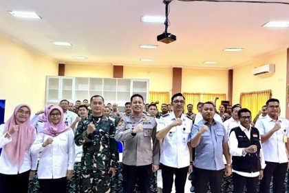 Tim Pengawasan Orang Asing (Timpora) foto bersama usai kegiatan rapat koordinasi di Ngoro, Kabupaten Mojokerto.