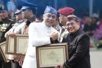 Wali Kota Surabaya, Eri Cahyadi, memberikan penghargaan kepada Kakanwil BPN Jatim, Asep Heri.