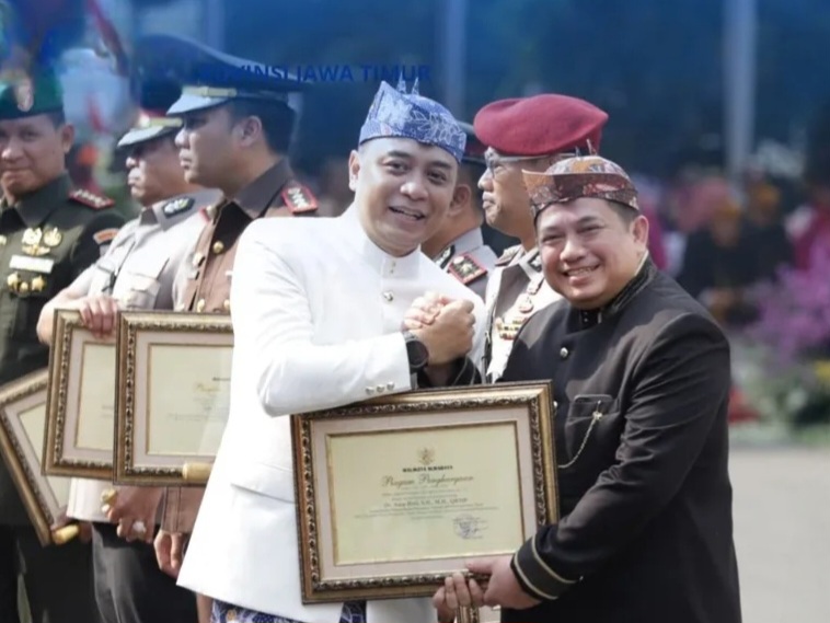 Wali Kota Surabaya, Eri Cahyadi, memberikan penghargaan kepada Kakanwil BPN Jatim, Asep Heri.