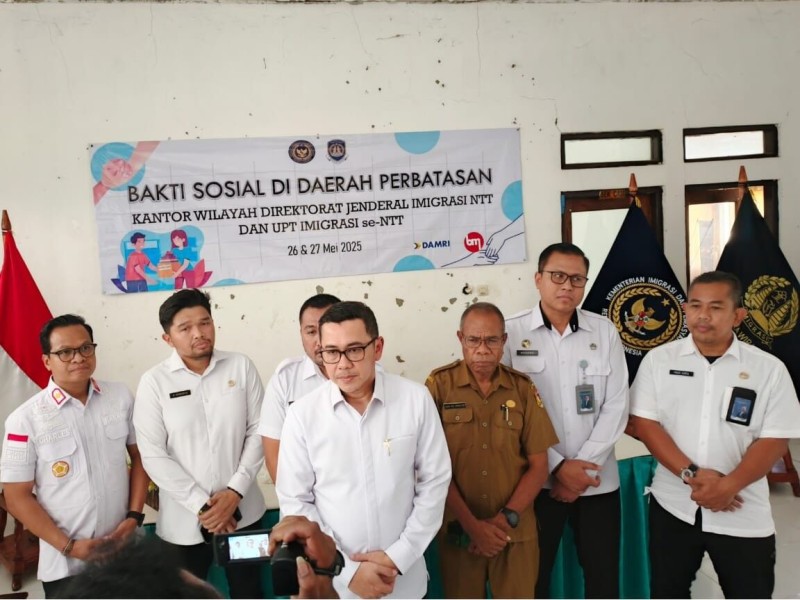 Kakanwil Ditjen Imigrasi Nusa Tenggara Timur, Arvin Gumilang didampingi jajaran Ka-UPT memberikan keterangan kepada media yang sedang meliput bakti sosial.