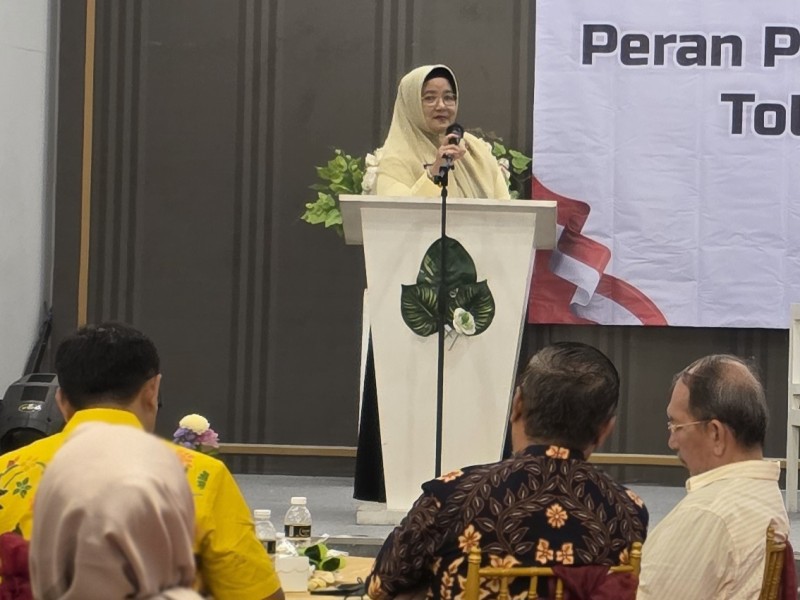 Ketua Himpunan Wanita Karya (HWK) Jawa Timur, Ida Setyowati memberikan sambutan pada acara sarasehan.