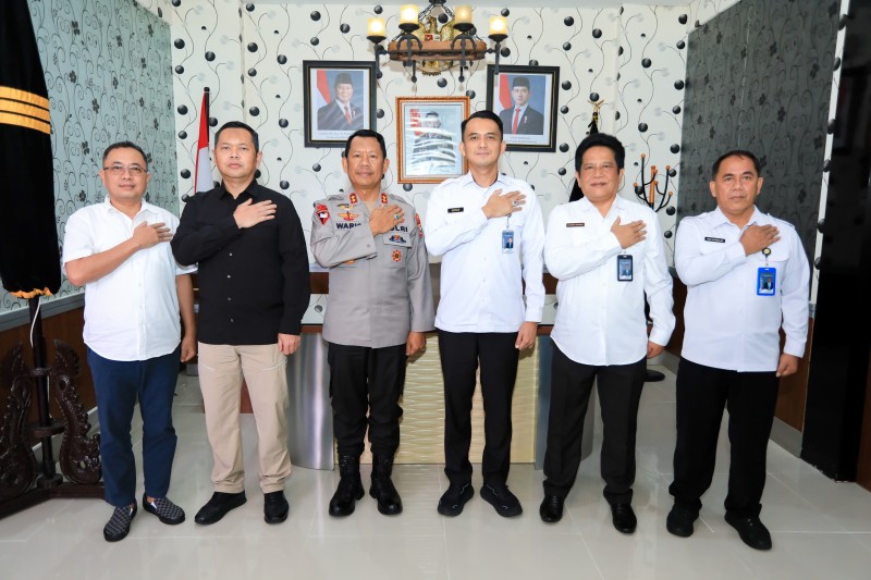 Rombongan Kanwil Ditjen Imigrasi Maluku Utara foto bersama Kapolda Maluku Utara Irjen Pol Drs Waris Agono usai silaturahmi.