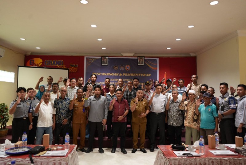 Jajaran Imigrasi Maumere foto bersama dengan instansi pemerintah usai pembentukan Desa Binaan Imigrasi.