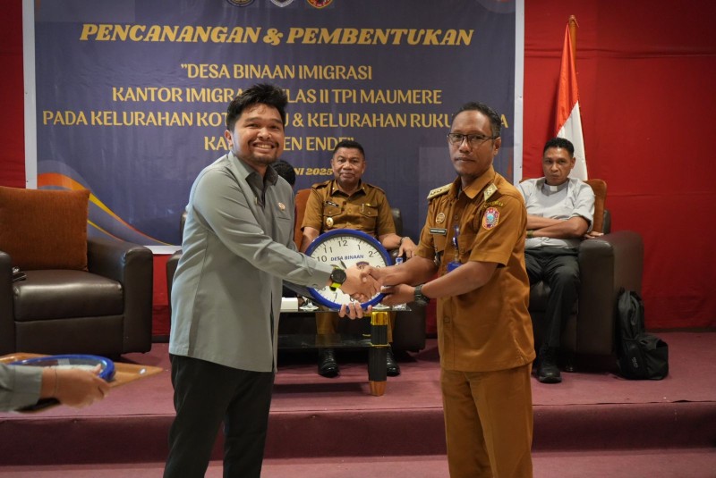Kepala Kantor Imigrasi Maumere Mangatur Hadi Putra Simanjutak memberikan cenderamata kepada stakeholder terkait.