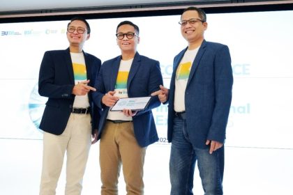 SVP Islamic Ecosystem Solution BSI Muhammad Habiby (kiri), SVP Marketing Communication BSI Muhammad Arif Gunawan (tengah) dan Corporate Secretary BSI Wisnu Sunandar (kanan) berbincang bersama saat memaparkan rencana gelaran BSI International Expo 2025 yang akan diselenggarakan 26-29 Juni 2025.