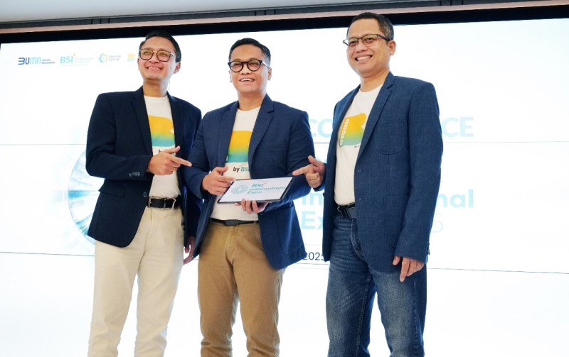 SVP Islamic Ecosystem Solution BSI Muhammad Habiby (kiri), SVP Marketing Communication BSI Muhammad Arif Gunawan (tengah) dan Corporate Secretary BSI Wisnu Sunandar (kanan) berbincang bersama saat memaparkan rencana gelaran BSI International Expo 2025 yang akan diselenggarakan 26-29 Juni 2025.