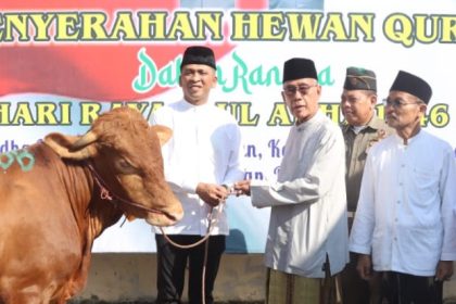 Kapolresta Sidoarjo Kombespol Christian Tobing menyerahkan seekor hewan kurban kepada panitia Hari Raya Iduladha.
