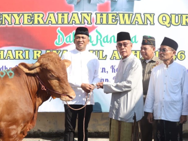 Kapolresta Sidoarjo Kombespol Christian Tobing menyerahkan seekor hewan kurban kepada panitia Hari Raya Iduladha.