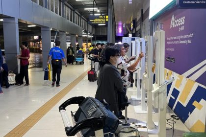 Suasana arus balik penumpang di Stasiun Gubeng usai libur panjang Iduladha tahun 2025.