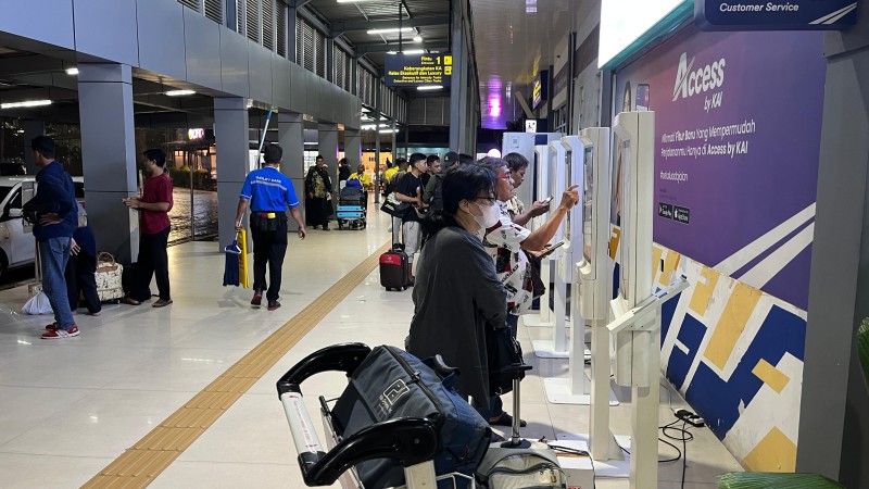 Suasana arus balik penumpang di Stasiun Gubeng usai libur panjang Iduladha tahun 2025.