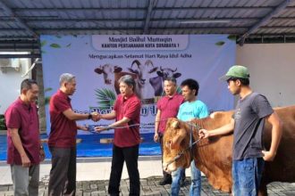Kepala Kantor Pertanahan Kota Surabaya I, Kartono Agustiyanto, menyerahkan hewan kurban kepada panitia.
