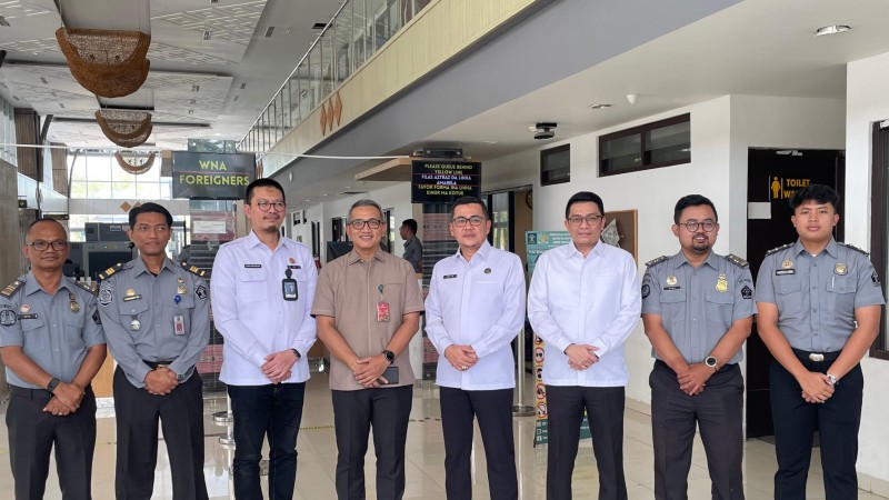 Staf Ahli Menteri Imigrasi dab Pemasyarakatan (Kemenimipas) Bidang Hubungan Antar Lembaga, Anggiat Napitupulu, bersama Direktur Kerja Sama Keimigrasian dan Kepala Kantor Wilayah Direktorat Jenderal Imigrasi NTT, Arvin Gumilang,