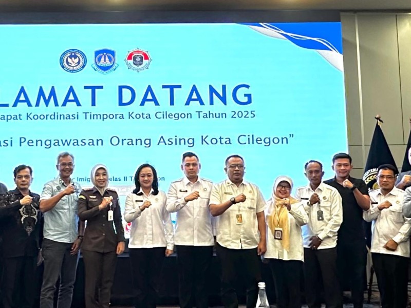 Jajaran stakeholder Timpora Kota Cilegon foto bersama usai kegiatan rapat koordinasi pengawasan orang asing.