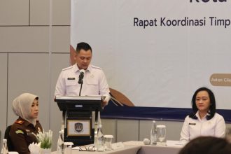 Kepala Kantor Imigrasi Cilegon, Aditya Triputranto, menyampaikan paparan dalam rapat koordinasi Timpora di Kota Cilegon.
