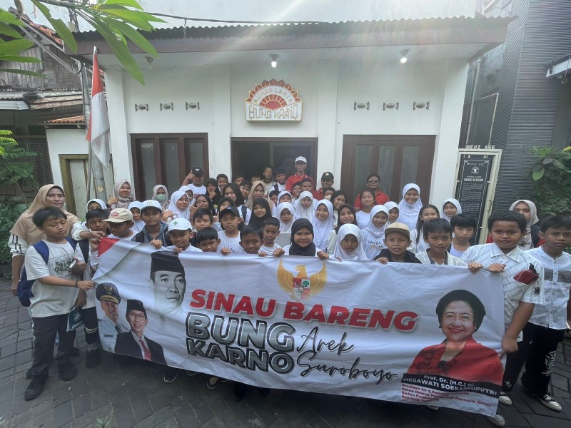 Anak-anak SD dari berbegai sekolah di Surabaya berfoto bersama usai mengunjungi Rumah Kelahiran Bung Karno di Pandean, Surabaya.