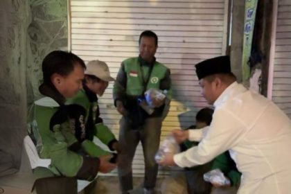 Tokoh muda PDIP Surabaya, Achmad Hidayat, membagikan nasi kuning di kawasan Jalan Tunjungan.