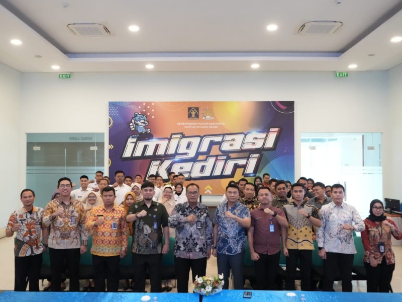 Jajaran Imigrasi Kediri foto bersama dengan Kakanwil Ditjen Imigrasi Jatim, Novianto Sulastono.