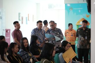 Kakanwil Ditjen Imigrasi Jatim melakukan kunjungan ke Imigrasi Kediri dismbut Kakanim Kediri, Antonius Frizky.