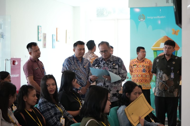 Kakanwil Ditjen Imigrasi Jatim melakukan kunjungan ke Imigrasi Kediri dismbut Kakanim Kediri, Antonius Frizky.