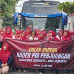 Kader PDI Perjuangan asal Kecamatan Semampir foto bersama pada acara Dolan Bareng Minggu Pagi.