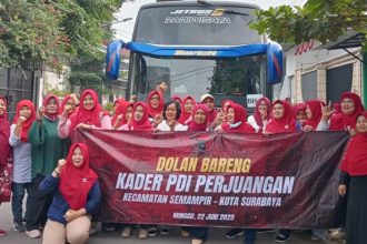 Kader PDI Perjuangan asal Kecamatan Semampir foto bersama pada acara Dolan Bareng Minggu Pagi.
