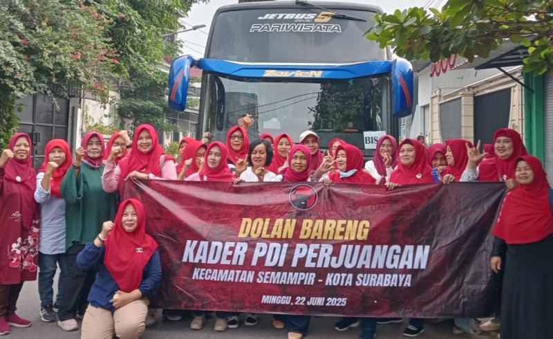 Kader PDI Perjuangan asal Kecamatan Semampir foto bersama pada acara Dolan Bareng Minggu Pagi.