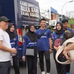 Kepala Kantor Imigrasi Surakarta, Bisri, menyapa pemohon paspor JALADARA.