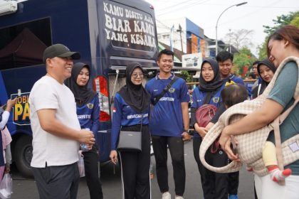 Kepala Kantor Imigrasi Surakarta, Bisri, menyapa pemohon paspor JALADARA.